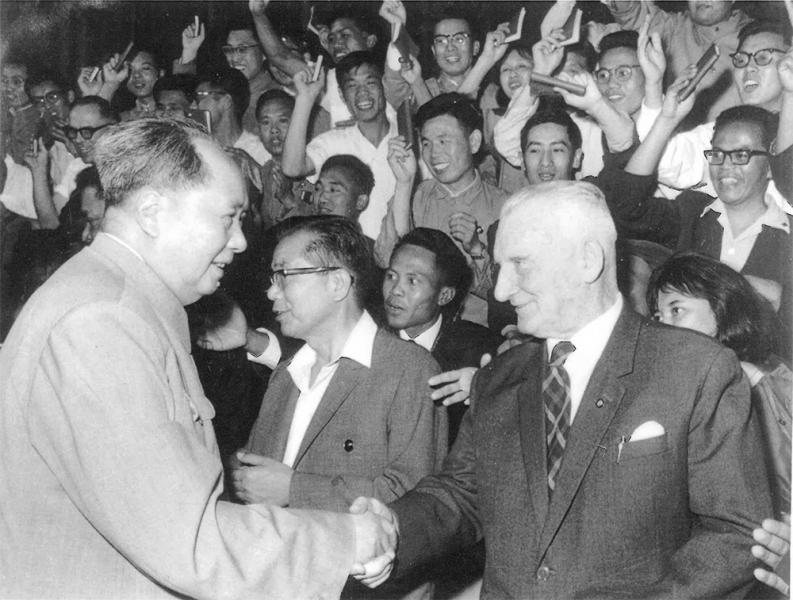 Rewi Alley meets Mao Zedong, Beijing, 1966.