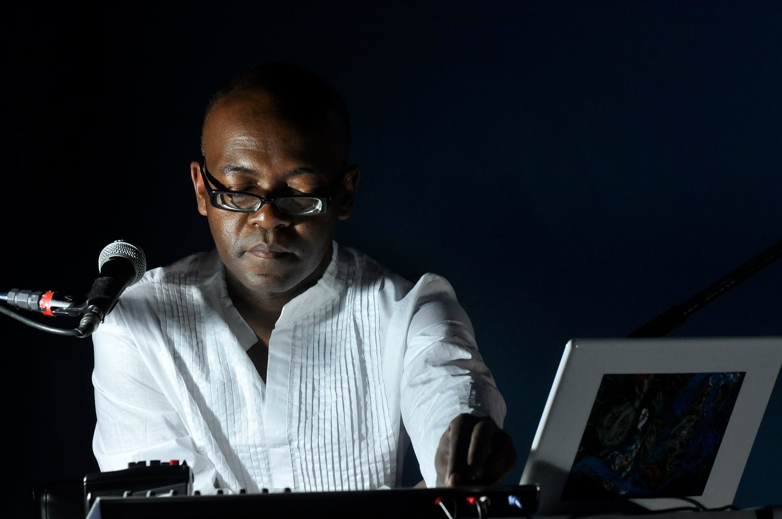Ricardo Aleixo performing "Música para modelos vivos movidos a moedas," 2010. Photo by Paulo Filho. Ricardo Aleixo performing Música para modelos vivos movidos a moedas," 2010.