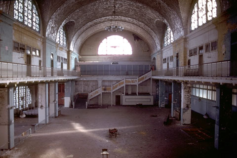 Registry Hall, Ellis Island. 1911 Tomasz, 1914 Anastasia. In 1996 Art Garfunkel played a concert here and sang the song "Bright Eyes". Registry Hall, Ellis Island.