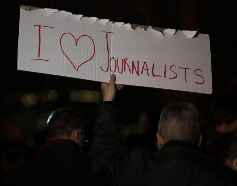 Sign: I Heart Journalists
